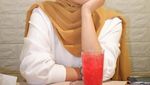 Putri Isnari Hobi Hangout, Santai Nikmati Es Jeruk hingga Strawberry Milkshake