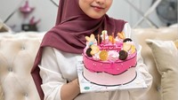 Terakhir ada momen manisnya saat berulang tahun. Ia mendapat kejutan kue yang didekorasi cantik serba merah muda.  Foto: Instagram @putriisnari