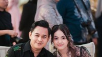 Salah satu yang menarik perhatian adalah momennya saat makan bersama sang suami di sebuah jamuan makan di acara pernikahan. Foto: Instagram @putriisnari