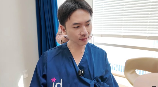 Melalui akun YouTube dan Instagram pribadinya Rafael membagikan perjalanannya melakukan operasi plastik di Korea. Tampak sebelum tindakan operasi Rafael kembali diperiksa oleh dokter untuk memastikan bagian yang akan dioperasi. Foto: YouTube/RafaelTan Official