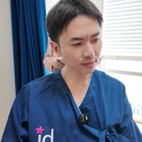 Melalui akun YouTube dan Instagram pribadinya Rafael membagikan perjalanannya melakukan operasi plastik di Korea. Tampak sebelum tindakan operasi Rafael kembali diperiksa oleh dokter untuk memastikan bagian yang akan dioperasi. Foto: YouTube/RafaelTan Official