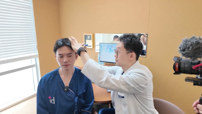 Tak hanya di bagian hidung, bagian bawah mata dan dahinya juga turut dikoreksi untuk memberikan hasil tampilan yang lebih fresh dan awet muda. Dalam foto terlihat wajah Rafael yang sedang ditandai beberapa saat sebelum masuk ke ruang operasi. Foto: YouTube/RafaelTan Official
