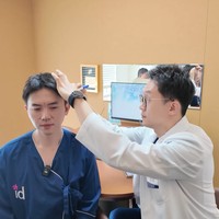 Tak hanya di bagian hidung, bagian bawah mata dan dahinya juga turut dikoreksi untuk memberikan hasil tampilan yang lebih fresh dan awet muda. Dalam foto terlihat wajah Rafael yang sedang ditandai beberapa saat sebelum masuk ke ruang operasi. Foto: YouTube/RafaelTan Official