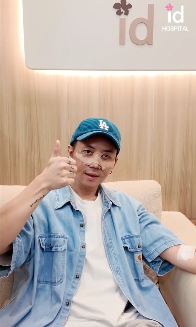 Setelah menjalani operasi plastik beberapa bagian wajah Rafael yang terkena tindakan masih harus ditutup perban. Perban tersebut dikenakannya selama sekitar 1 minggu sebelum akhirnya dilepas. Foto: Instagram/@rafaell_16