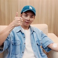 Setelah menjalani operasi plastik beberapa bagian wajah Rafael yang terkena tindakan masih harus ditutup perban. Perban tersebut dikenakannya selama sekitar 1 minggu sebelum akhirnya dilepas. Foto: Instagram/@rafaell_16