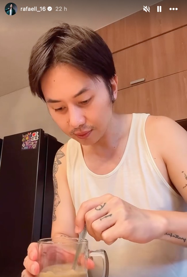 Tampil dengan hidung baru dan wajah yang semakin fresh, tak sedikit yang memuji penampilan Rafael setelah oplas. Wahh tambah seger aja liat aa rafael! komentar salah seorang netizen. Dah mulai sekarang panggil oppahh … bukan cocohhhh ygy, tambah netizen lain. Foto: Instagram/@rafaell_16