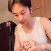 Tampil dengan hidung baru dan wajah yang semakin fresh, tak sedikit yang memuji penampilan Rafael setelah oplas. Wahh tambah seger aja liat aa rafael! komentar salah seorang netizen. Dah mulai sekarang panggil oppahh … bukan cocohhhh ygy, tambah netizen lain. Foto: Instagram/@rafaell_16