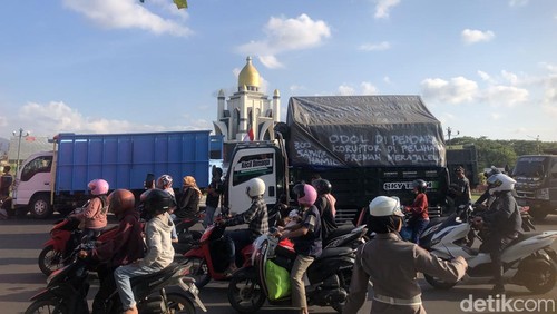 Ratusan sopir truk memblokir jalan di kawasan Bundaran Giri Menang Square,, Lombok Barat, NTB, Senin (23/6/2025).