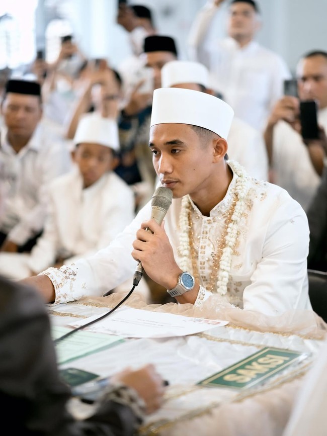 Dilansir detikJatim, bek Persija Jakarta tersebut melakukan ijab kabul dengan mahar seperangkat alat salat dan uang tunai senilai Rp 1 juta. Prosesi sakral tersebut disaksikan oleh orang-orang terdekat kedua mempelai. Foto: Instagram @rizkyridhoramadhani