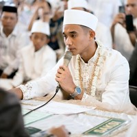 Dilansir detikJatim, bek Persija Jakarta tersebut melakukan ijab kabul dengan mahar seperangkat alat salat dan uang tunai senilai Rp 1 juta. Prosesi sakral tersebut disaksikan oleh orang-orang terdekat kedua mempelai. Foto: Instagram @rizkyridhoramadhani