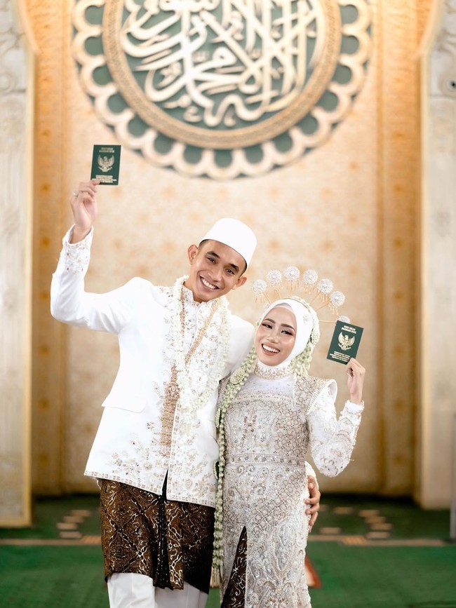 Rizky Ridho menikah dengan Sendy Aulia di Mesjid Al-Akbar, Surabaya pada Minggu (22/6/2025). Sebelumnya Rizky Ridho melamar Sendy Aulia pada Senin (2/12/2024). Foto: Instagram @rizkyridhoramadhani.