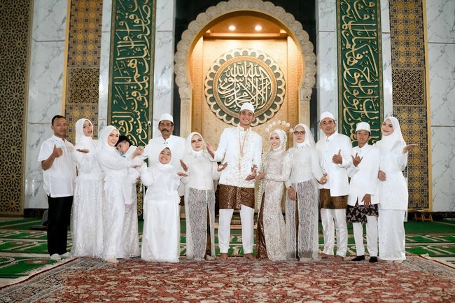 Rizky Ridho mengenakan basofi dan peci serba putih yang dipadukan dengan Batik juga kalung melati. Sedangkan Sendy Aulia tampak memakai gaun kebaya putih karya Catherine Wong Anarav, dengan detail bebatuan emas juga kain jarik yang selaras dengan yang dipakai suaminya. Foto: Instagram@rizkyridhoramadhani/@sendyauliaaa.