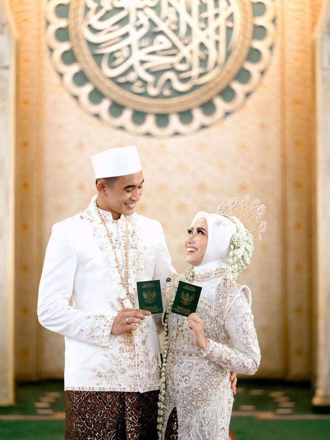 Pesepakbola Rizky Ridho telah mempersunting wanita pujaannya, Sendy Aulia. Pemain timnas tersebut melangsungkan pernikahan di Mesjid Al-Akbar, Surabaya, Jawa Timur pada Minggu, (22/6/2025).  Foto: Instagram @rizkyridhoramadhani