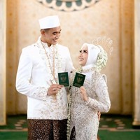 Pesepakbola Rizky Ridho telah mempersunting wanita pujaannya, Sendy Aulia. Pemain timnas tersebut melangsungkan pernikahan di Mesjid Al-Akbar, Surabaya, Jawa Timur pada Minggu, (22/6/2025).  Foto: Instagram @rizkyridhoramadhani