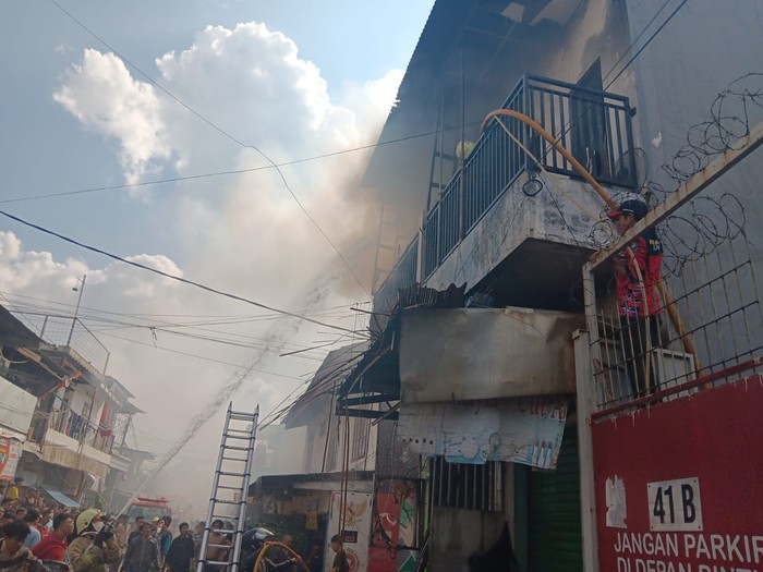 Rumah di Koja, Jakarta Utara dilanda kebakaran. Dua orang terluka akibat kebakaran tersebut, di mana salah satunya ialah bocah usia 12 tahun. (dok Damkar Jakut)