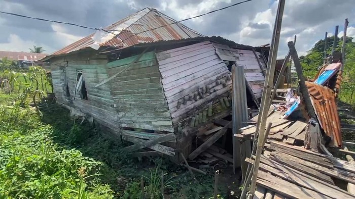 Rumah Leni Mardiana (49) di Palembang, Sumsel roboh, korban harapkan bantuan dari pemerintah