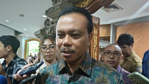Sekda Bali, Dewa Made Indra, saat dijumpai seusai rapat paripurna ke-19 DPRD Bali Masa Persidangan ke III di kantor Gubernur Bali, Senin (23/6/2025). (Ni Made Lastri Karsiani Putri/detikBali)