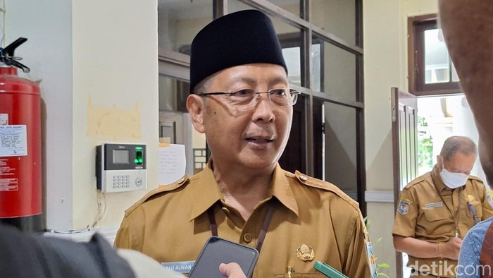 Sekda Kota Mataram Lalu Alwan Basri saat diwawancarai di kantornya, Senin (23/6/2025). (Nathea Citra/detikBali)
