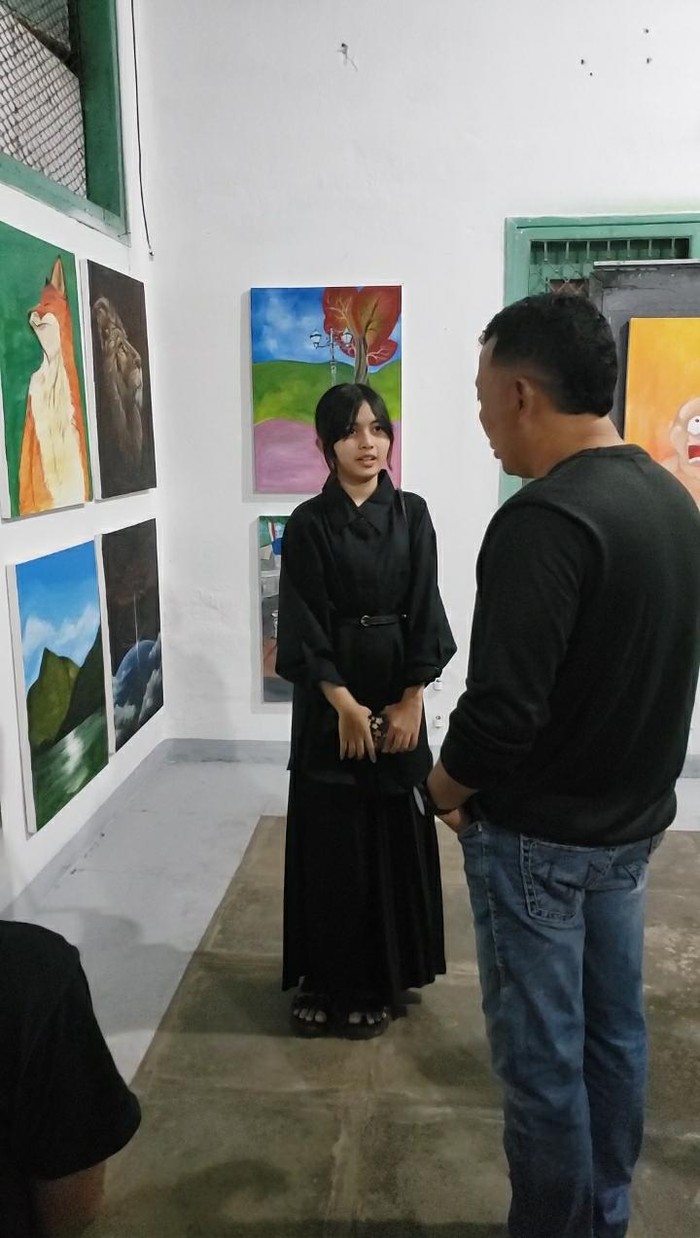 Seniman muda saat menunjukkan karyanya ke Bupati Ponorogo Sugiri Sancoko