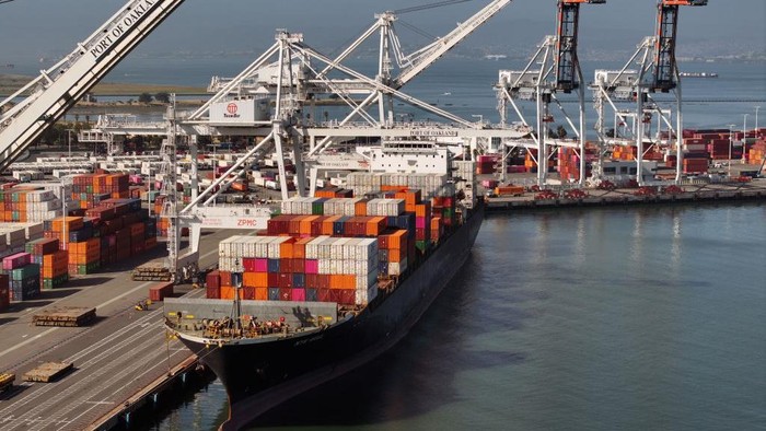 Serang Iran, AS Kini Diburu Houthi di Laut Merah OAKLAND, CALIFORNIA - MAY 21: In an aerial view, a container ship sits docked at the Port of Oakland on May 21, 2024 in Oakland, California. Container shipping rates have surged nearly 30 percent as ships continue to be diverted from the Red Sea due to attacks by Iran-backed Houthi rebels. (Photo by Justin Sullivan/Getty Images)