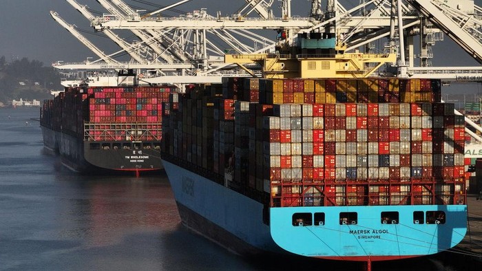 Serang Iran, AS Kini Diburu Houthi di Laut Merah OAKLAND, CALIFORNIA - MAY 21: In an aerial view, container ships sit docked at the Port of Oakland on May 21, 2024 in Oakland, California. Container shipping rates have surged nearly 30 percent as ships continue to be diverted from the Red Sea due to attacks by Iran-backed Houthi rebels. (Photo by Justin Sullivan/Getty Images)