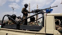 Polisi Houthi berpatroli di sebuah kendaraan di lokasi unjuk rasa yang diadakan oleh para pengunjuk rasa, yang sebagian besar pendukung Houthi. Kelompok itu menganggap setiap serangan potensial Israel terhadap Iran ditujukan untuk menyingkirkan Teheran sebagai hambatan bagi rencana Israel untuk mendominasi wilayah tersebut, kata Saree, seraya menambahkan bahwa kelompok itu tidak akan membiarkan rencana ini dilaksanakan. Foto: REUTERS/Khaled Abdullah