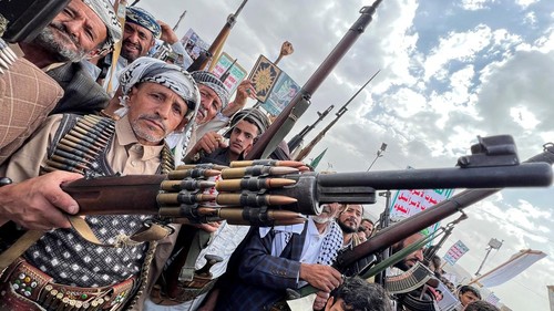 FILE PHOTO: Protesters hold weapons, during a demonstration of predominantly Houthi supporters to show solidarity with Palestinians in the Gaza Strip and to condemn U.S. strikes in Yemen, in Sanaa, Yemen May 30, 2025. REUTERS/Adel Al Khader/File Photo