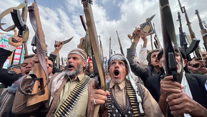 Protesters hold weapons, during a demonstration of predominantly Houthi supporters to show solidarity with Palestinians in the Gaza Strip and to condemn U.S. strikes in Yemen, in Sanaa, Yemen May 30, 2025. REUTERS/Adel Al Khader     TPX IMAGES OF THE DAY