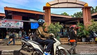 Pedagang-pedagang sepatu yang masih bertahan merapikan sepatu di lapak.