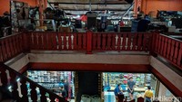Selain tempat penjualan sepatu, Pasar Taman Puring juga dikenal dengan aksesoris mobil dan sound system.
