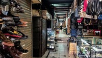 Berdasarkan pantauan hari Senin (23/6/2025), hanya sesekali pengunjung yang melewati lorong-lorong pasar.