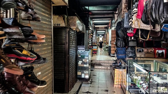 Pasar Taman Puring, Jakarta Selatan, mengalami kebakaran malam ini, Senin (28/7/2025). Api berkobar dan asap hitam membubung tinggi.