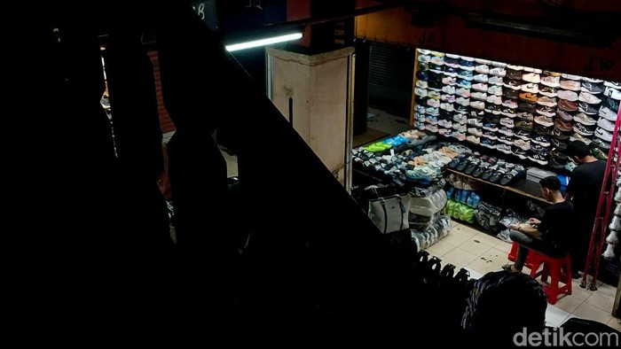 Sesepi Ini Pasar Taman Puring Kini Pasar Taman Puring dulunya dikenal sebagai primadona jual-beli sepatu. Kini, kondisi pasar sepi.