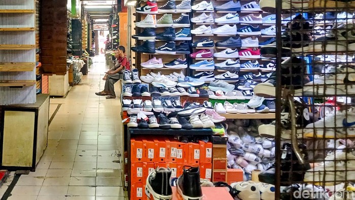 Sesepi Ini Pasar Taman Puring Kini Pasar Taman Puring dulunya dikenal sebagai primadona jual-beli sepatu. Kini, kondisi pasar sepi.