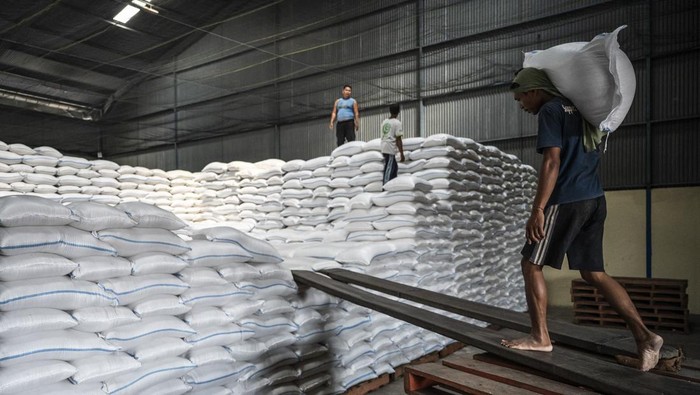 Sejumlah pekerja mengangkut beras di Gudang Bulog Tambak Aji, Semarang, Jawa Tengah, Senin (23/6/2025). Badan Pangan Nasional (Bapanas) mencatat per 20 Juni 2025 stok Cadangan Beras Pemerintah (CBP) yang disimpan Perum Bulog mencapai 4,15 juta ton beras. ANTARA FOTO/Aprillio Akbar