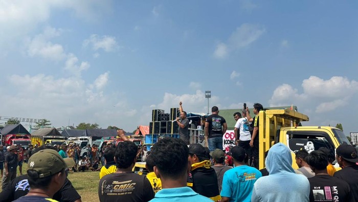 Suasana aksi supir truk soal RUU ODOL di Lapangan Kridosono Blora, Senin (23/6/2025).