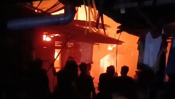 Suasana pemadaman kebakaran 10 rumah di OKU Selatan.