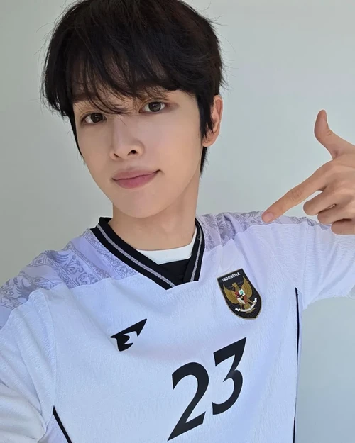 Sungchan, personel RIIZE, menggunakan jersey tandang Timnas Indonesia.