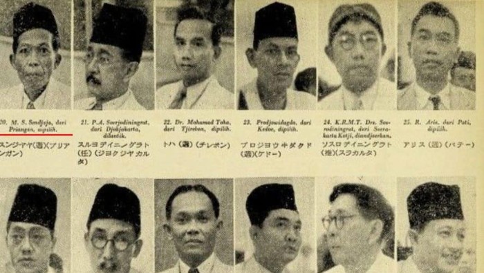 Sutisna Senjaya bersama deretan anggota Chuo Sangi-In atau Dewan Pertimbangan Pusat yang dibentuk oleh pemerintah pendudukan Jepang.
