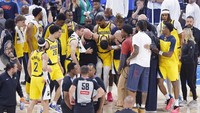 Tyrese Haliburton dibopong meninggalkan lapangan oleh para pemain Indiana Pacers. Halliburthon terjatuh  saat tersisa 4 menit 55 detik di kuarter pertama. IMAGN IMAGES via Reuters Connect/Alonzo Adams