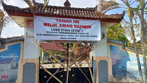 Tampak depan SDN 1 Pengenjek, Kecamatan Jonggat, Lombok Tengah, yang disegel ahli waris, Senin (23/6/2025). (Edi Suryansyah/detiBali)