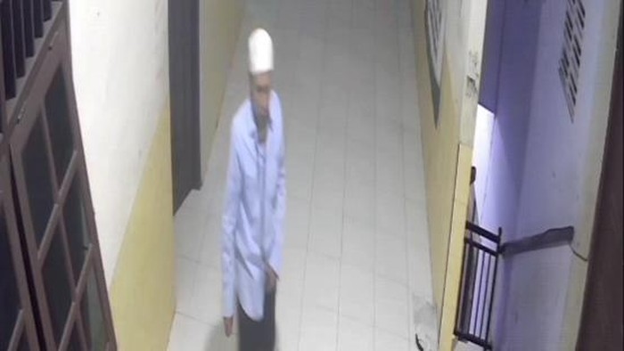 Tangkapan layar CCTV saat maling satroni Pondok Pesantren Al Khalimi Desa Bulungcangkring, Kecamatan Jekulo, Senin (23/6/2025).
