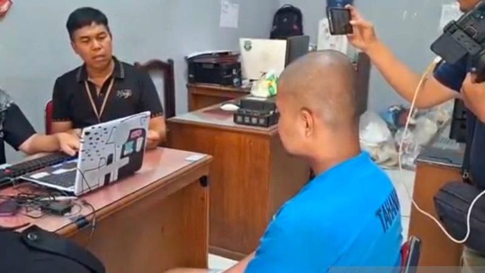 Tersangka pembunuhan dan mutilasi seorang perempuan yang tubuhnya dihanyutkan di Sungai Batang Anai, Kabupaten Padang Pariaman, Sumbar beberapa hari lalu SJ (25) dimintai keterangan oleh penyidik Polres Padang Pariaman. (ANTARA/HO-Humas Polres Padang Pariaman).