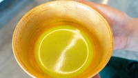 Pengunjung bisa belajar membuat teh sampai bisa menghasilkan matcha yang silky dan berkilau. Foto: Instagram/uji_chazuna