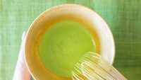 Setelah digiling, teh akan diaduk dengan peralatan yang sudah ditentukan. Chasen, matcha bow, dan teknik khususnya dipandu langsung oleh petugas di sana. Foto: Instagram/uji_chazuna
