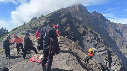 Tim SAR berupaya mengevakuasi turis Brazil bernama Juliana (27) di Gunung Rinjani, Senin (23/6/2025).