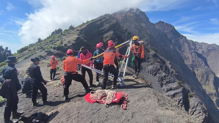 Tim SAR berupaya mengevakuasi turis Brazil bernama Juliana (27) di Gunung Rinjani, Senin (23/6/2025).