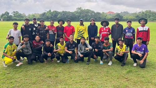 Skuad Timnas Cricket Indonesia U-16 saat menjalani TC di Lapangan Cricket Unud Jimbaran, Badung sebelum mengikuti kejuaraan di Malaysia.