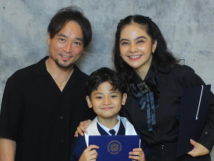 Tiwi T2 dan Eks Suami dalam media sosial miliknya.