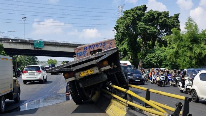Truk tabrak pembatas jalan di Grogol, Jakarta Barat.